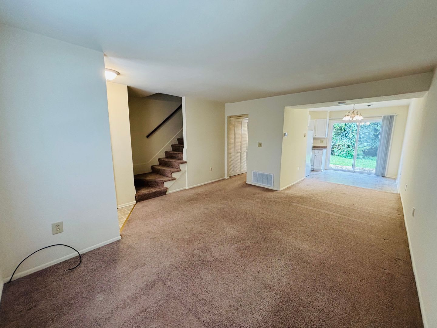 2 Bedroom, 1.5 Bath Townhouse – photo 4