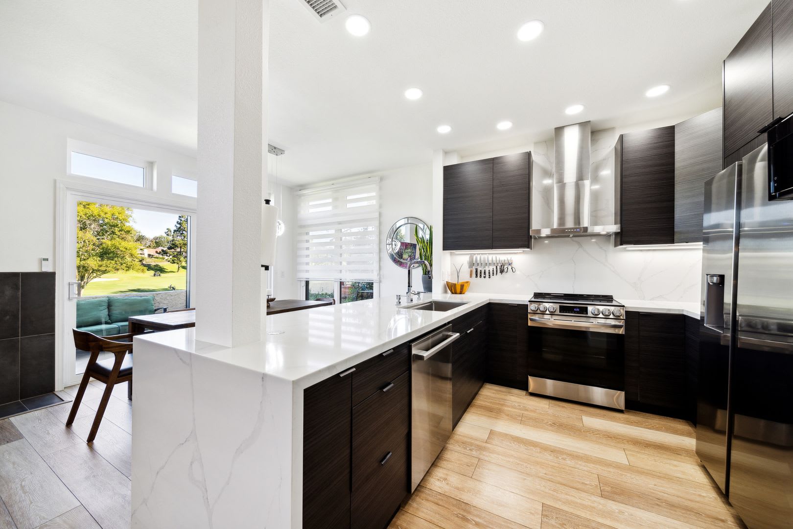 Beautifully renovated end-unit townhome – photo 3