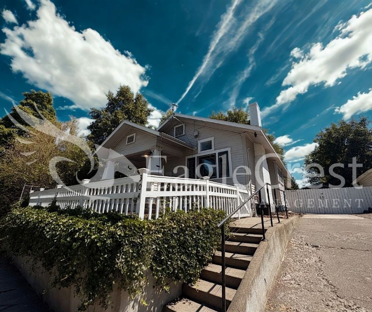 Rent Reduced! Beautifully Renovated Historic 3 Bedroom Home $200.00 Off 2nd Months Rent!!! – photo 1