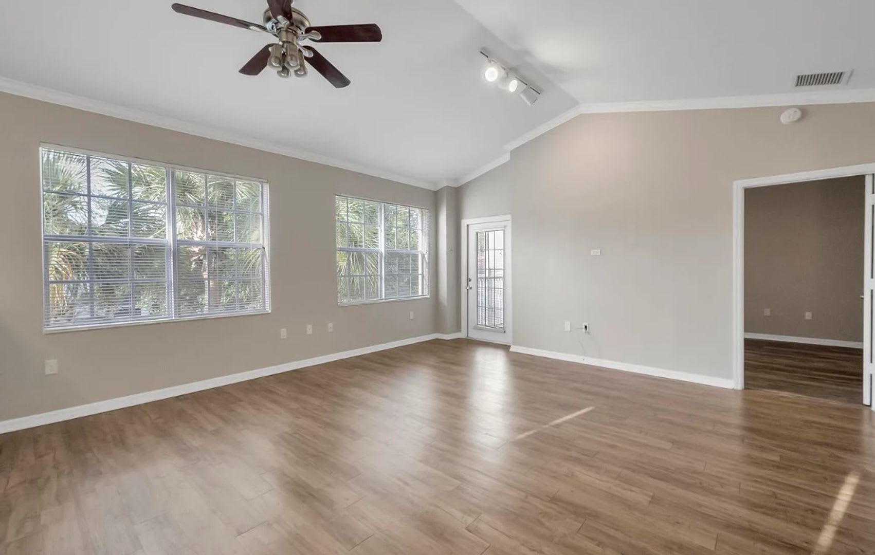 Bright & Beautiful 2/2 Condo in The Estates of Stuart – photo 3