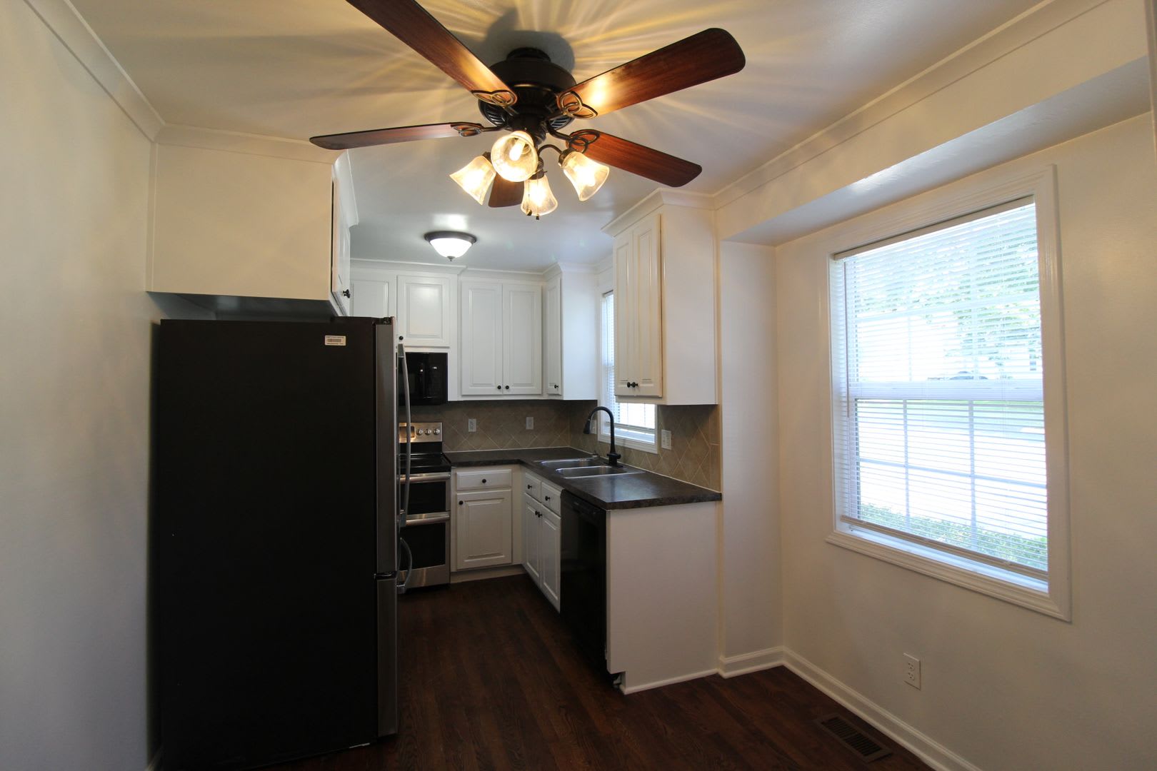 September FREE On This 2 Bedroom 1 Bath Home in Roeland Park – photo 5