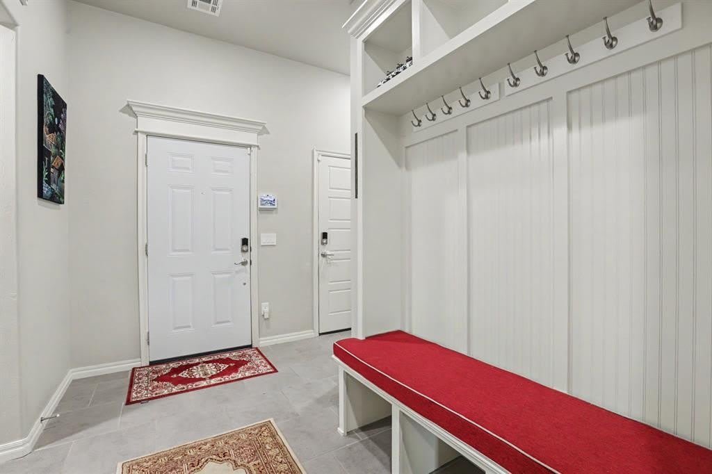 6124 Oxnard Street – photo 3