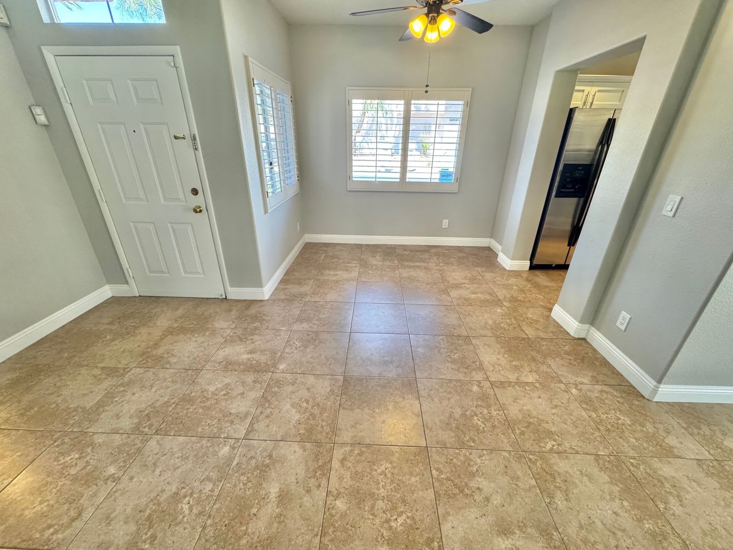 STUNNING 2 BEDROOMS 2.5 BATHROOMS TWO STORY TOWNHOUSE IN GATED COMMUNITY! – photo 3