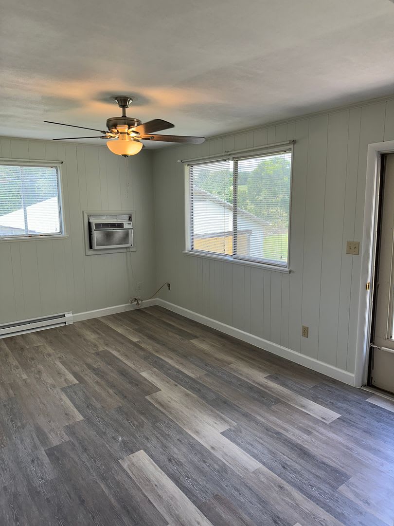 One Bedroom Home With Nice Yard – photo 4
