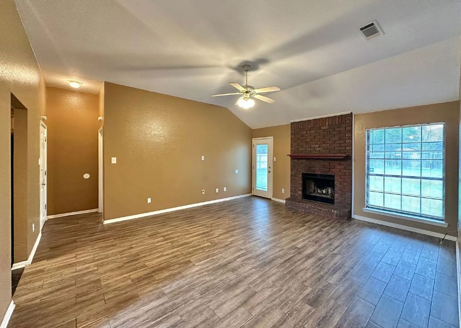 Thoughtfully Designed Home with Spacious Interior – photo 3