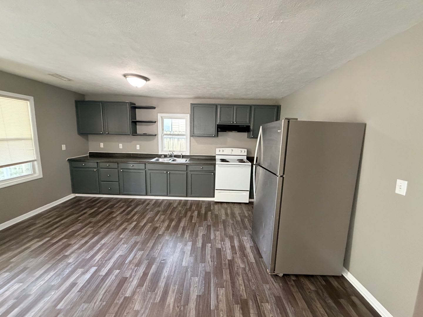 3 Bedroom 2 Bathrooms with Fully Fenced In Yard AVAILABLE NOW!!! – photo 3