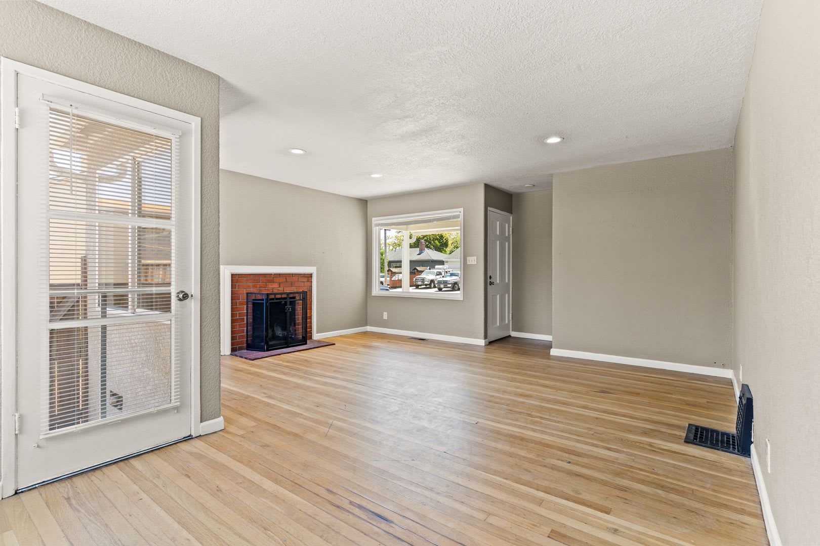 San Lorenzo Home W Hardwood Central Heating Modern Updates – photo 3