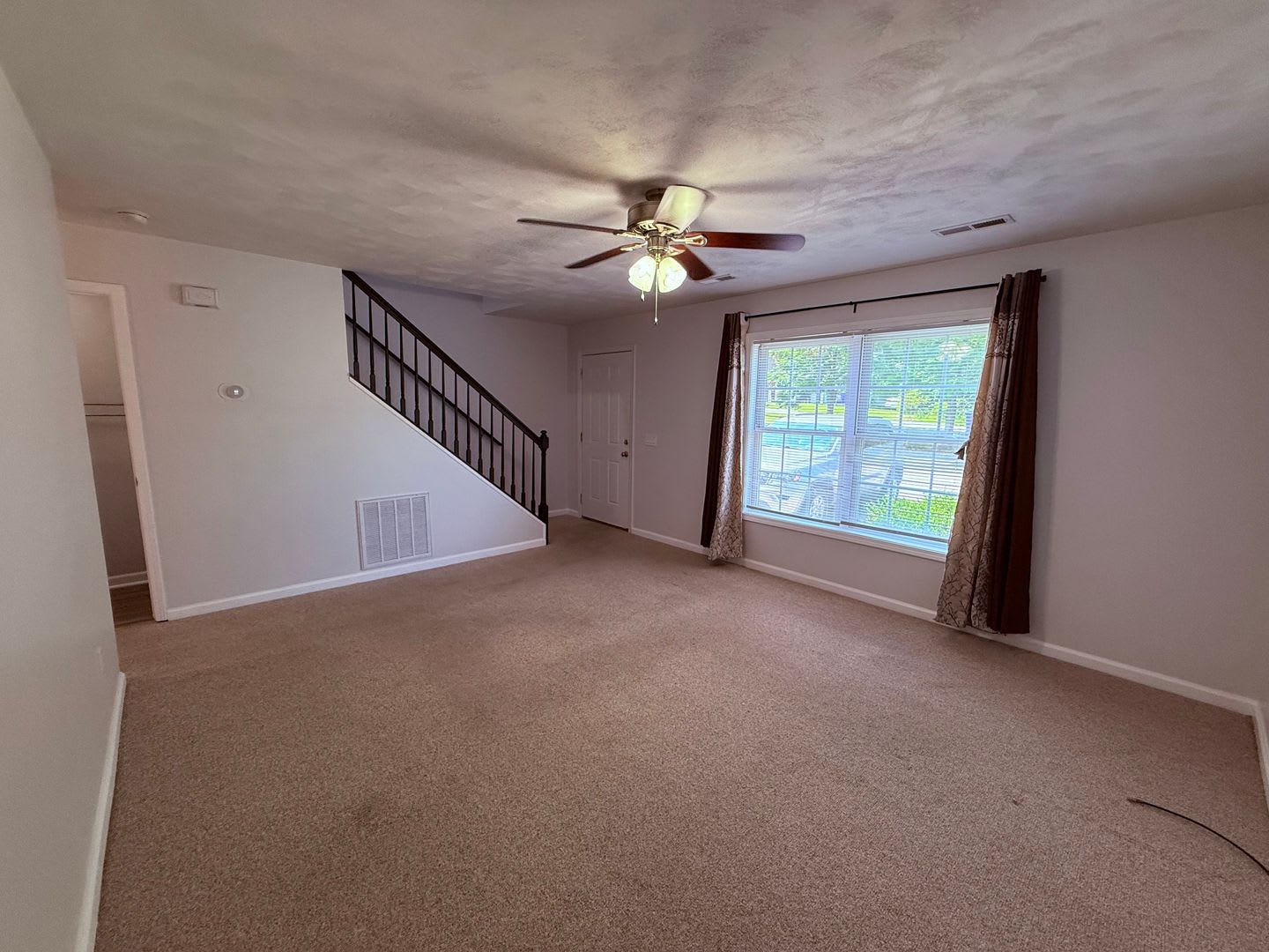 3 Bedroom, 1.5 Bath Townhouse – photo 4