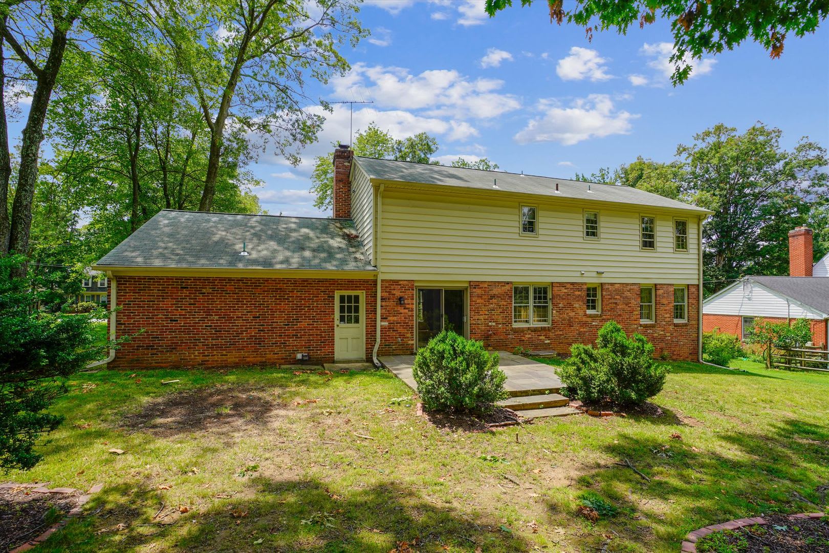 Beautifully Updated Center Hall Colonial In The Fox Hills Neighborhood Of Potomac – photo 5