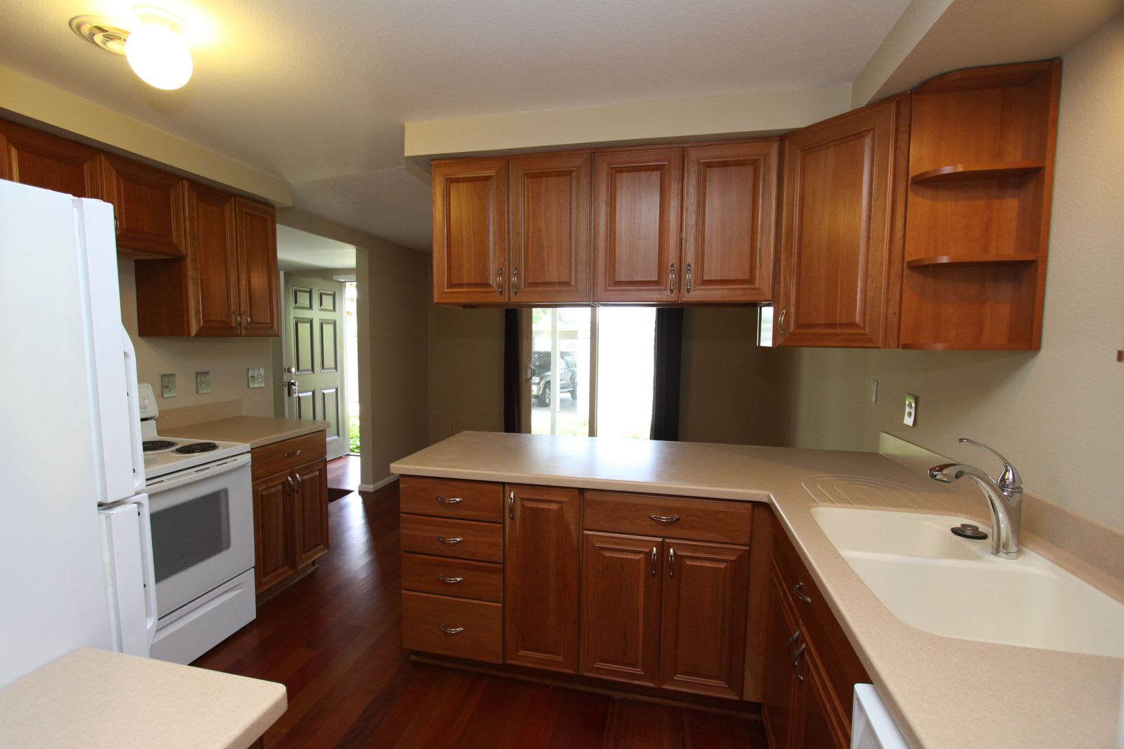 Ground Floor Condo At Evergreen Villa In Kirkland – photo 3