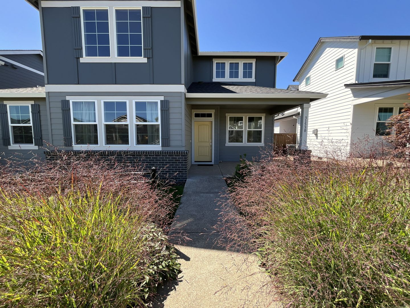 Stunning New North Plains Home With 3 Bedrooms 2 5 Bathrooms Soaring Living Room Loft Office Luxurious Primary Suite – photo 4