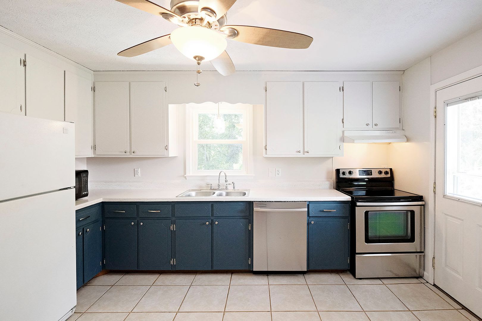 Pet-Friendly Home Walkable to Crozet Park – photo 5