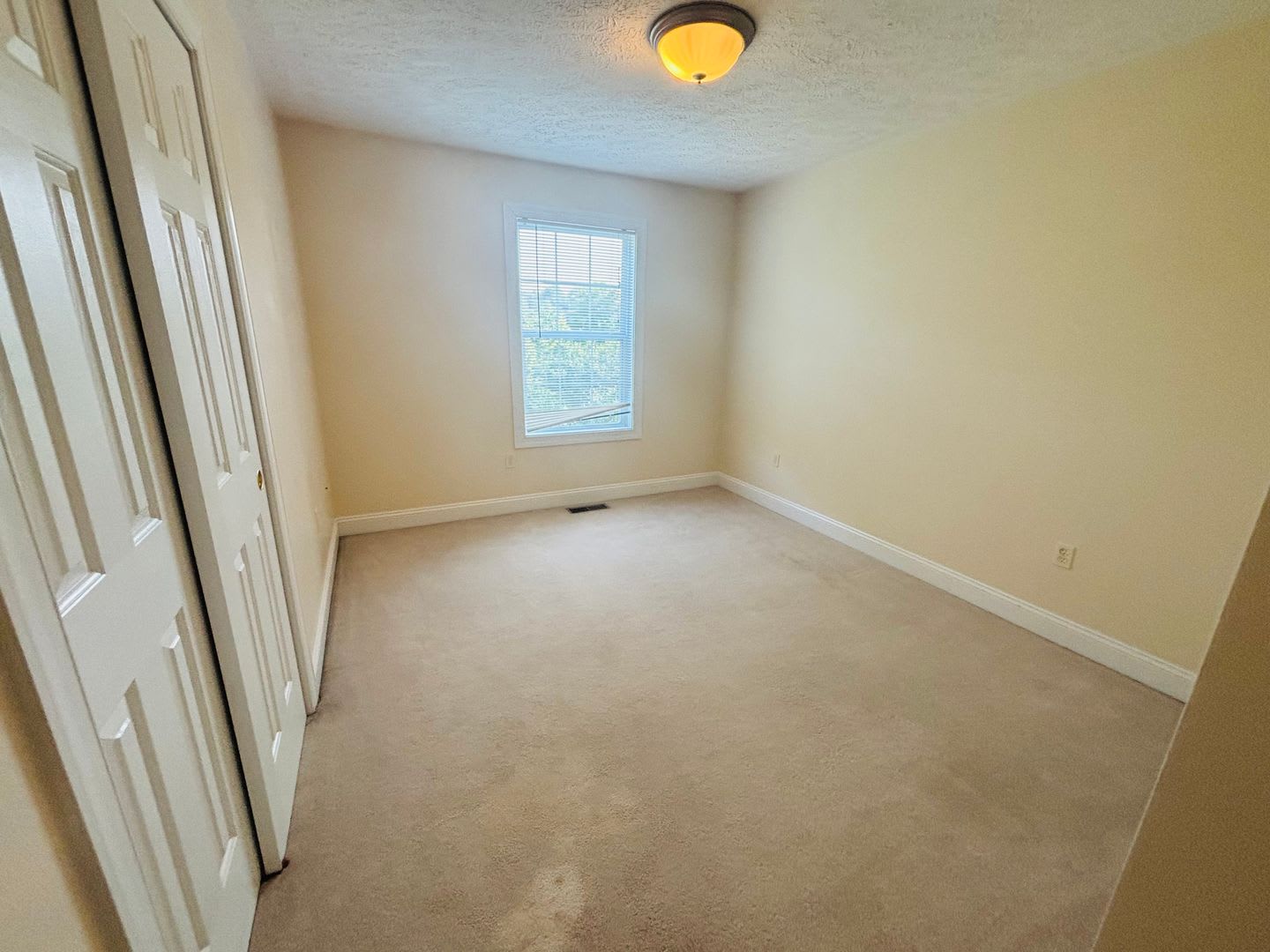 NEW FLOORS! 3 Bedroom 2.5 Half Bath Townhouse – photo 4