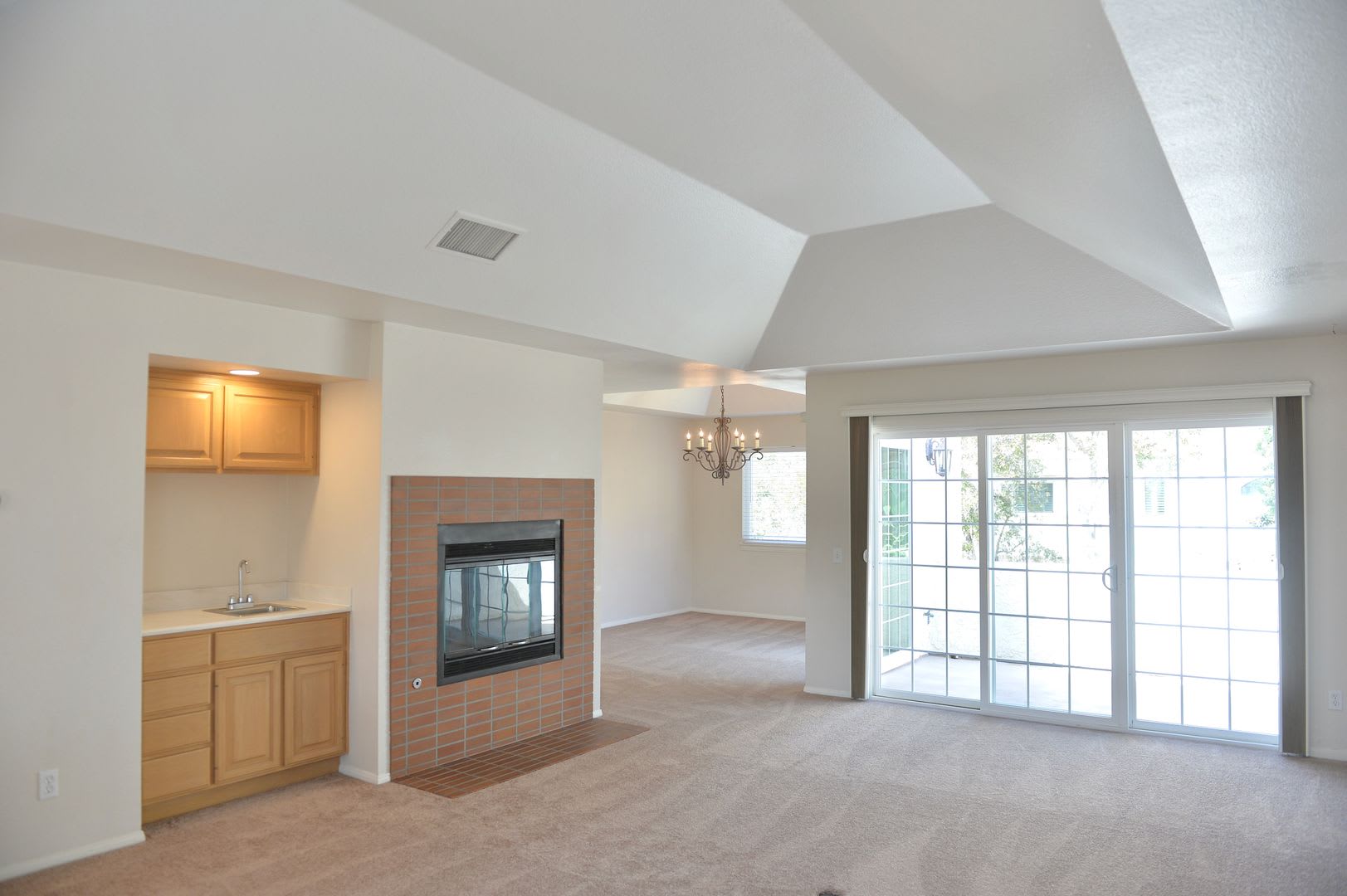 Port Royale three bedroom three bath yard gardener – photo 4