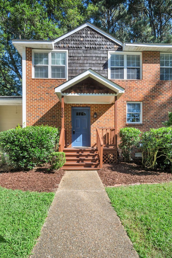 Freshly Updated 3 Bedroom Townhome in Williamsburg! – photo 3