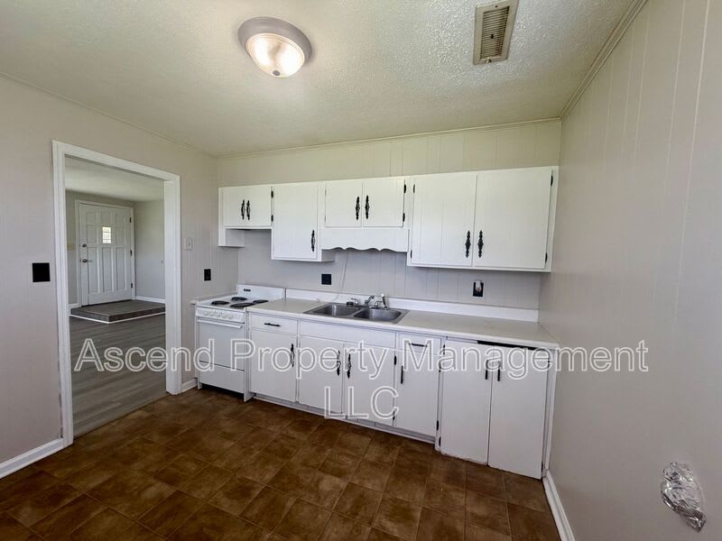 582 Withrow Rd – photo 5