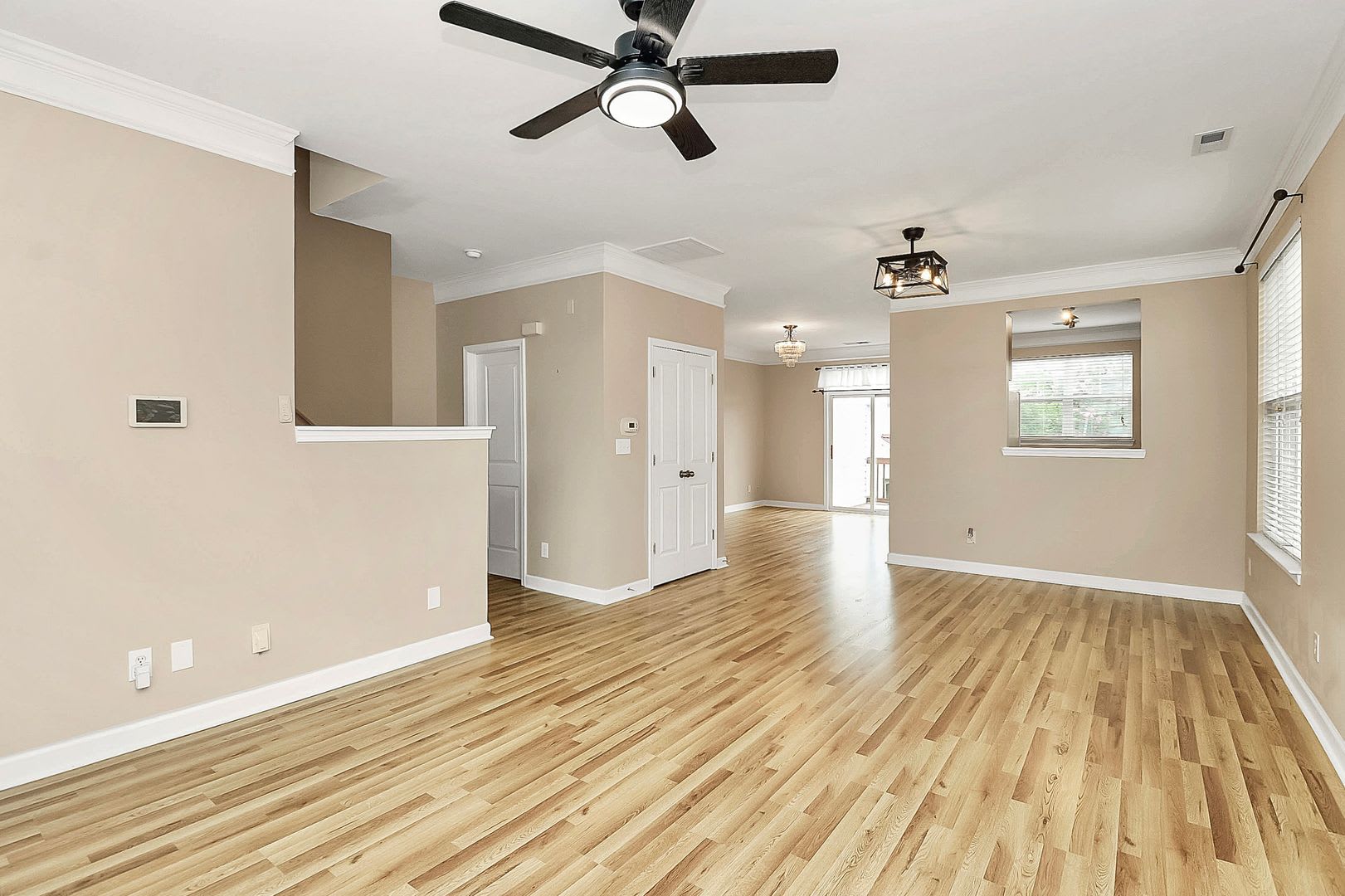Beautiful End-Unit Townhome on a Prime Location! – photo 4