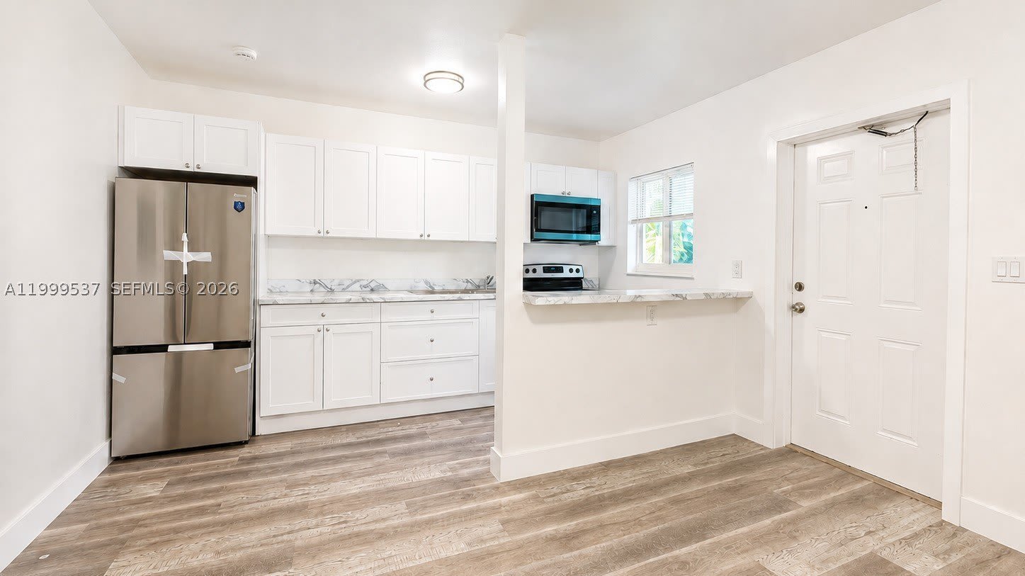5549 NE Miami Ct – photo 2