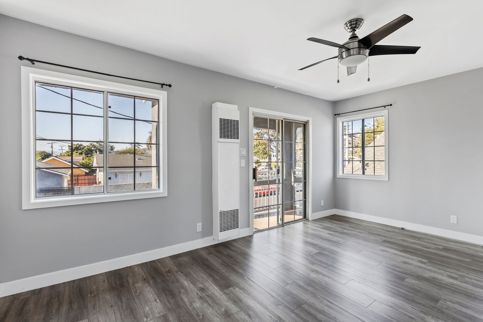 Beautiful 1BR 1BA Unit with Attached 1-Car Garage Located Near USC – photo 2