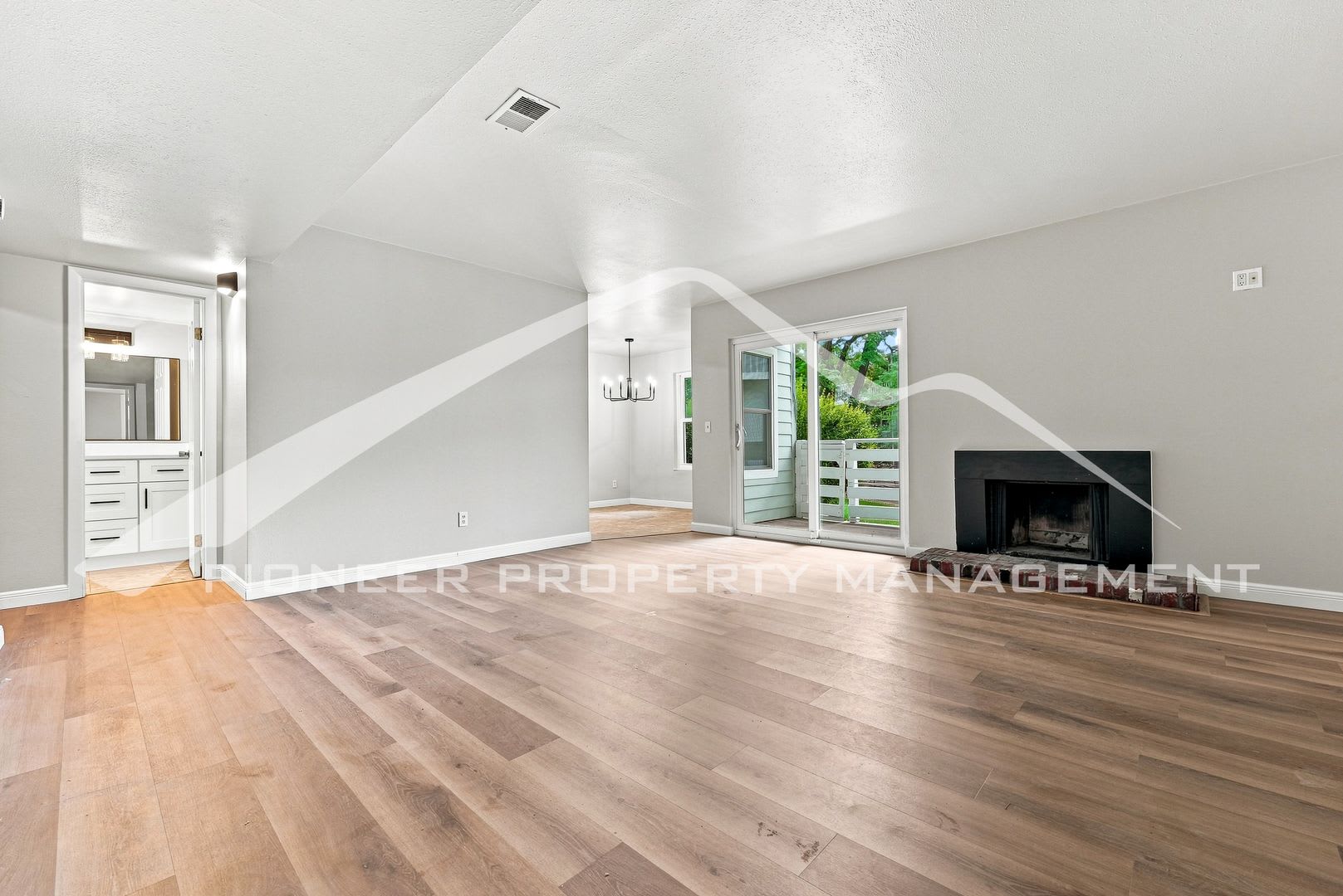 Spacious Condo with Central AC and Washer/Dryer – photo 3