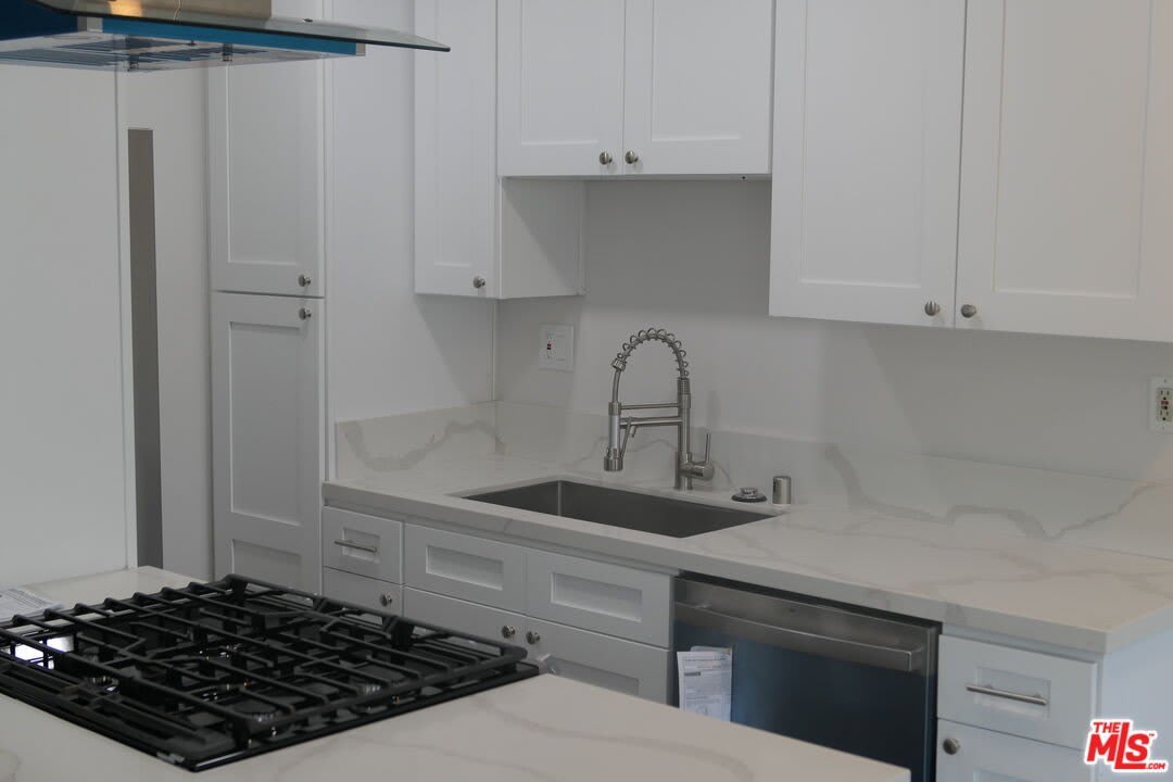 10836 CAMARILLO St – photo 3