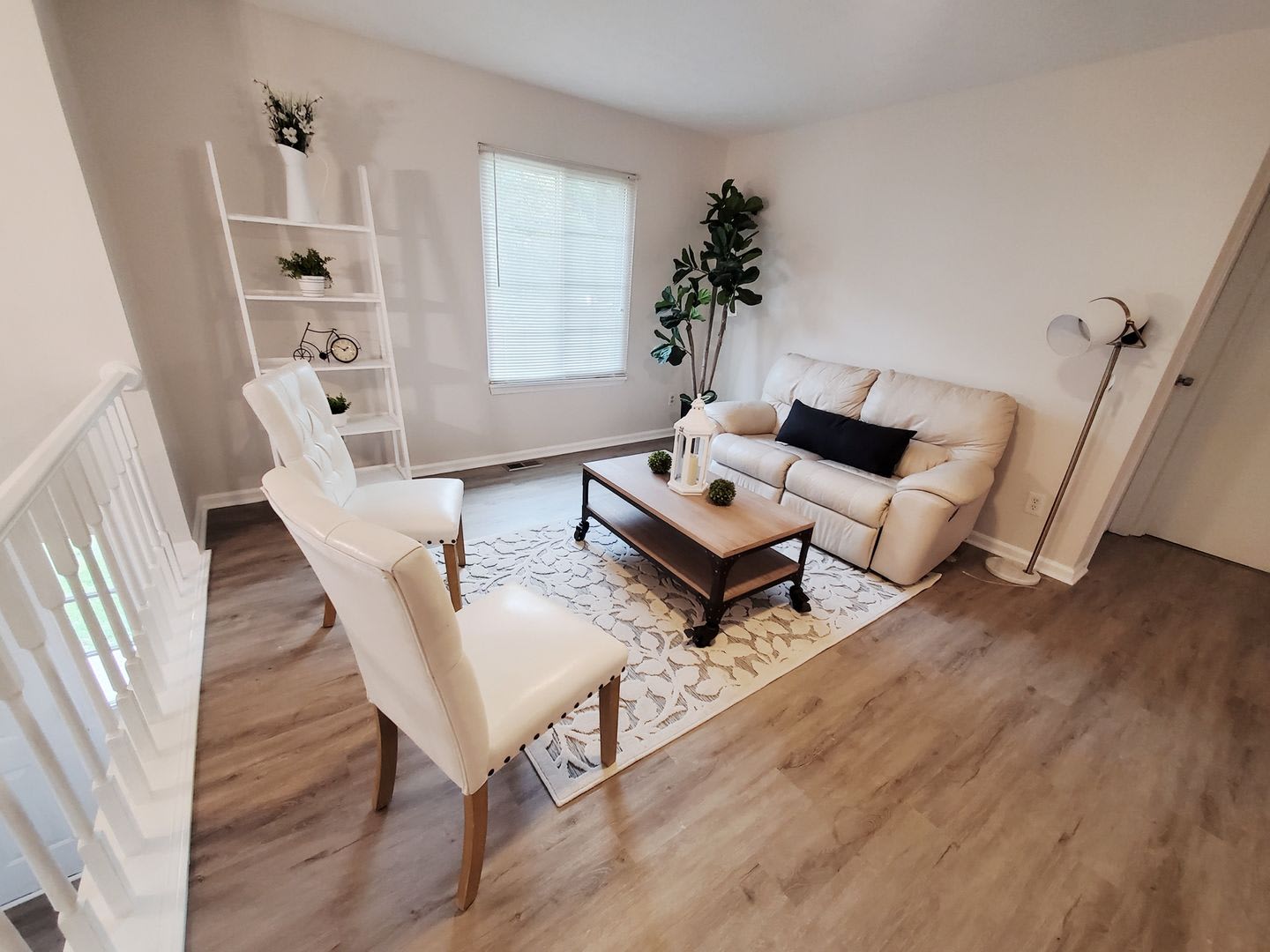 Room in 6 Bedroom Home at Henslowe Dr – photo 3