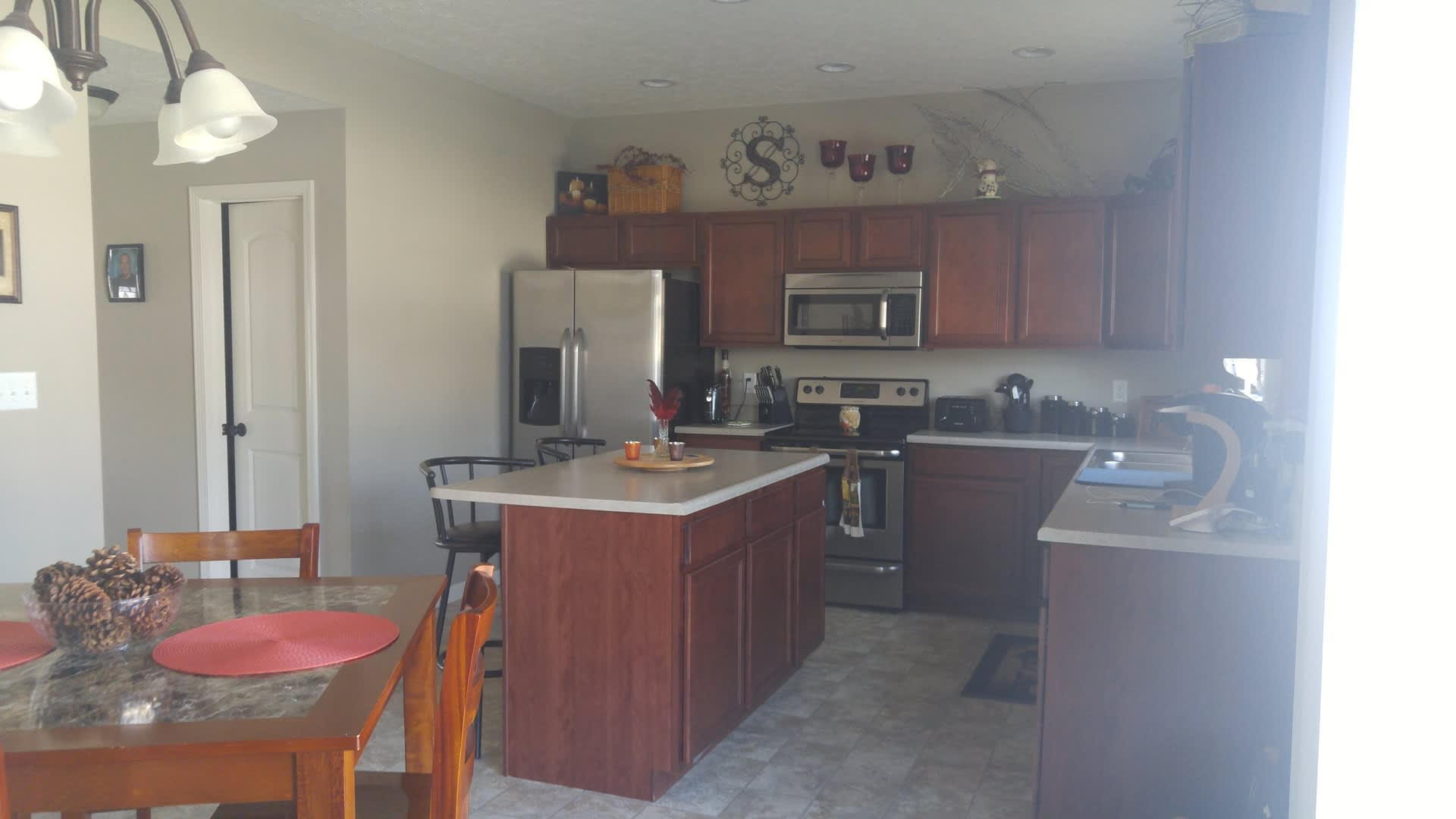 Modern 4 Bedroom, 2.5 Bath West Side Single Family Home – photo 3
