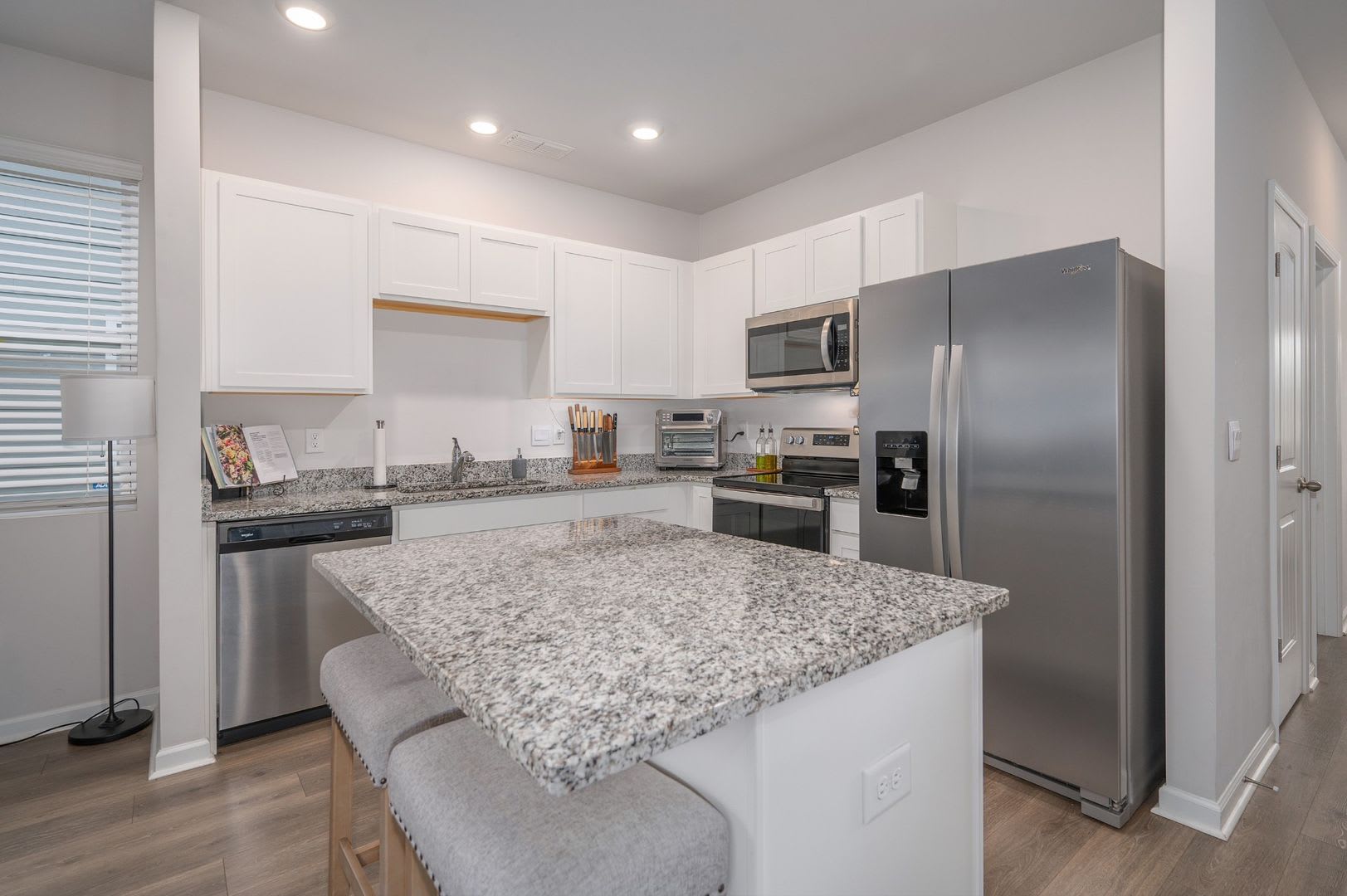 Bright 3-Bed End-Unit Townhome in Cedar Station with Modern Finishes & Private Outdoor Spaces – photo 4
