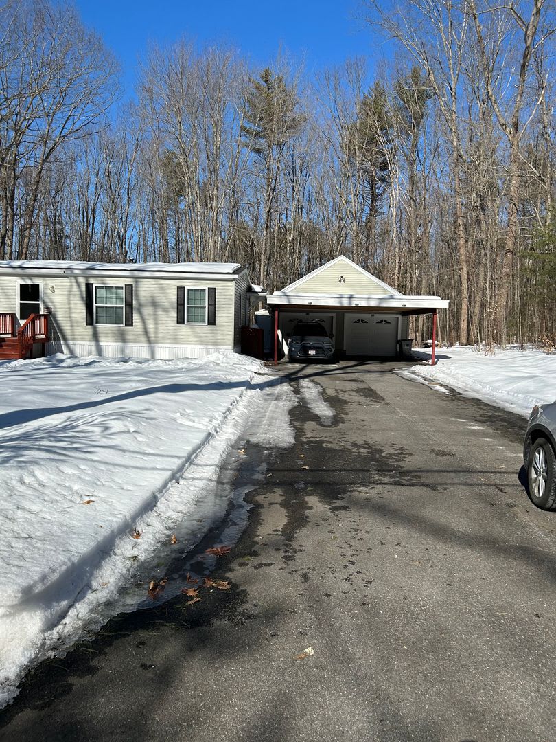 Sweet location, 3 bedroom 2 bath in Eliot Maine! 2 car garage! – photo 2