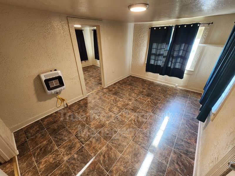 700 1/2 W 16th Street (BILLS PAID- not including tv or wifi) – photo 2