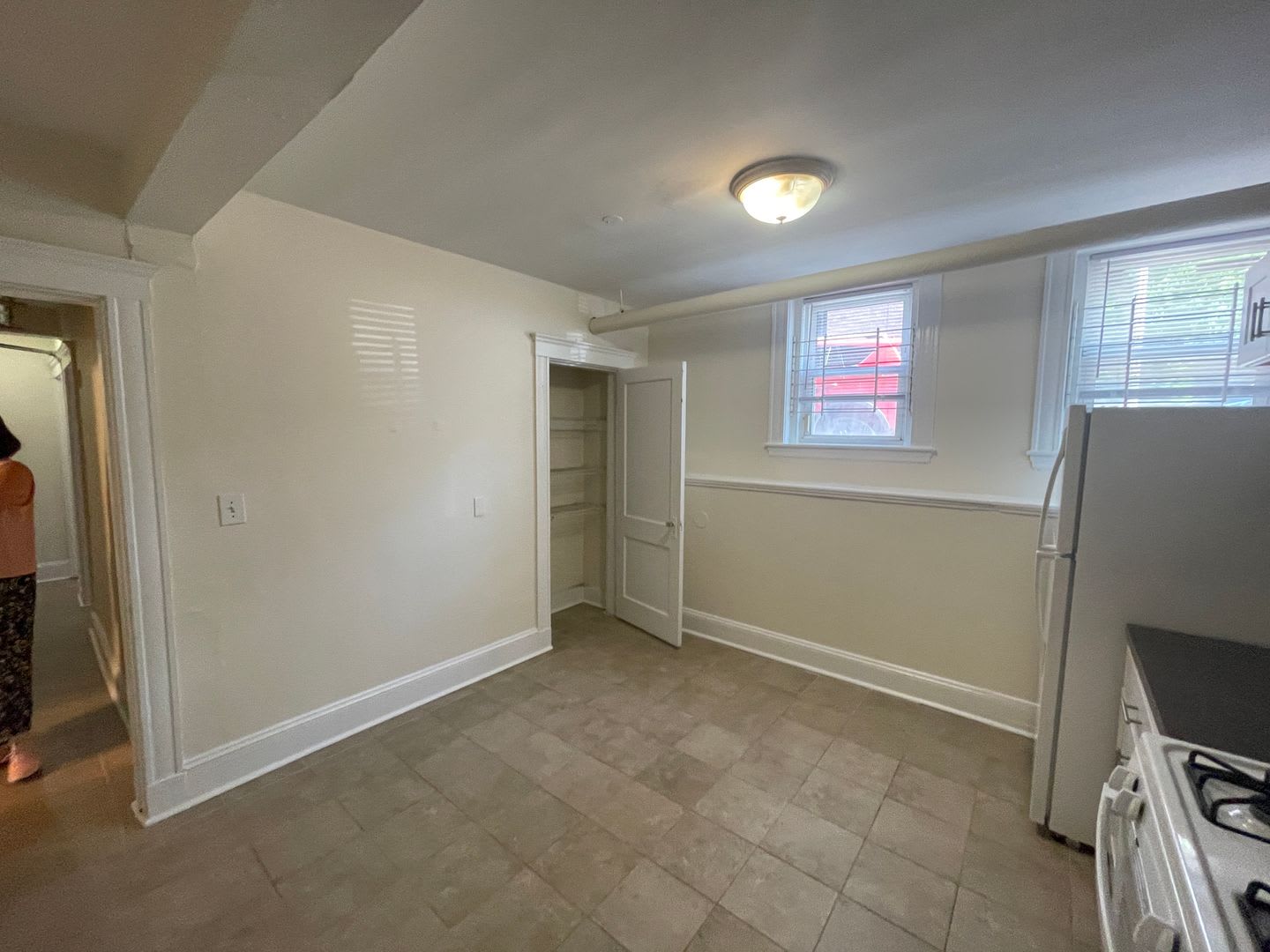 Super Charming Garen level 1 BED Massive eat in kitchen pet friendly Heat Inc No fee Free mpnh – photo 5
