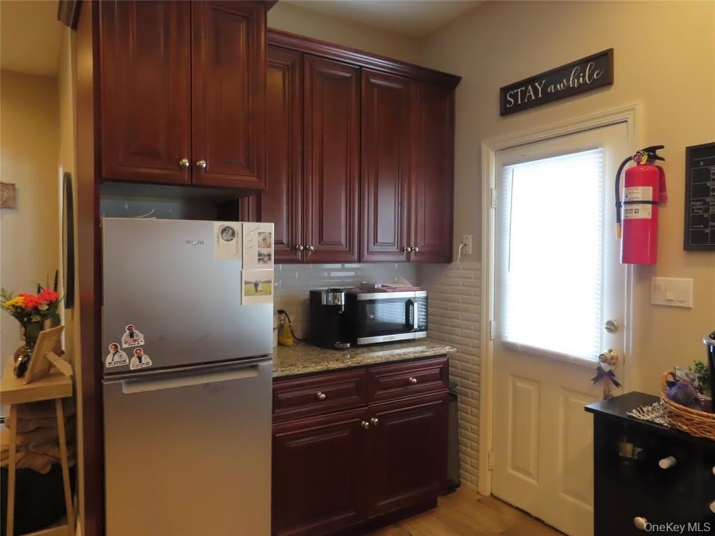33 Deer Park Avenue – photo 3