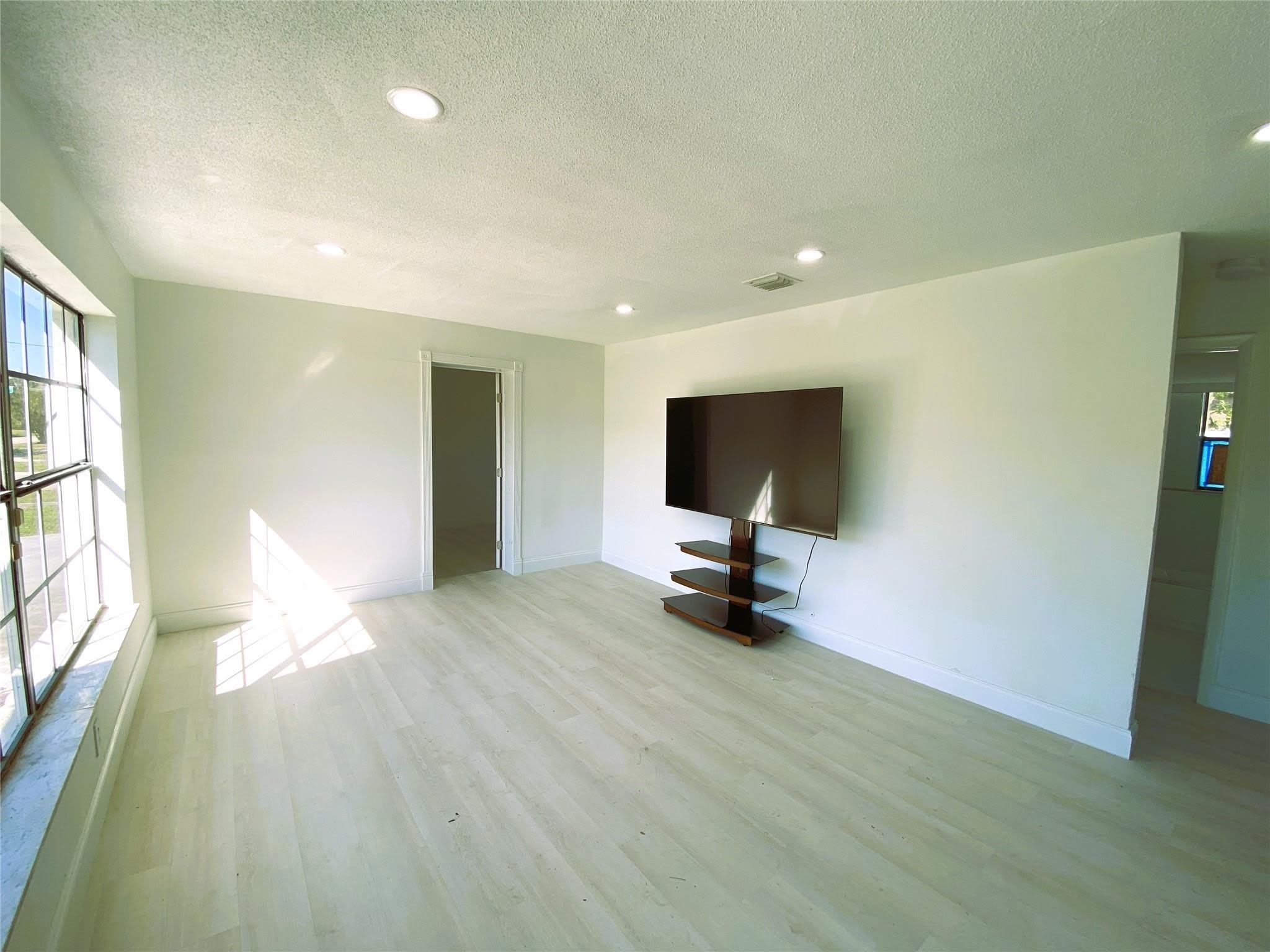 320 Nw 4Th Avenue – photo 4