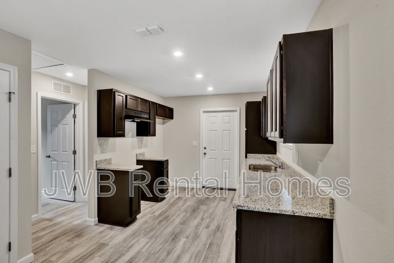 325 Woodlawn Ave – photo 3