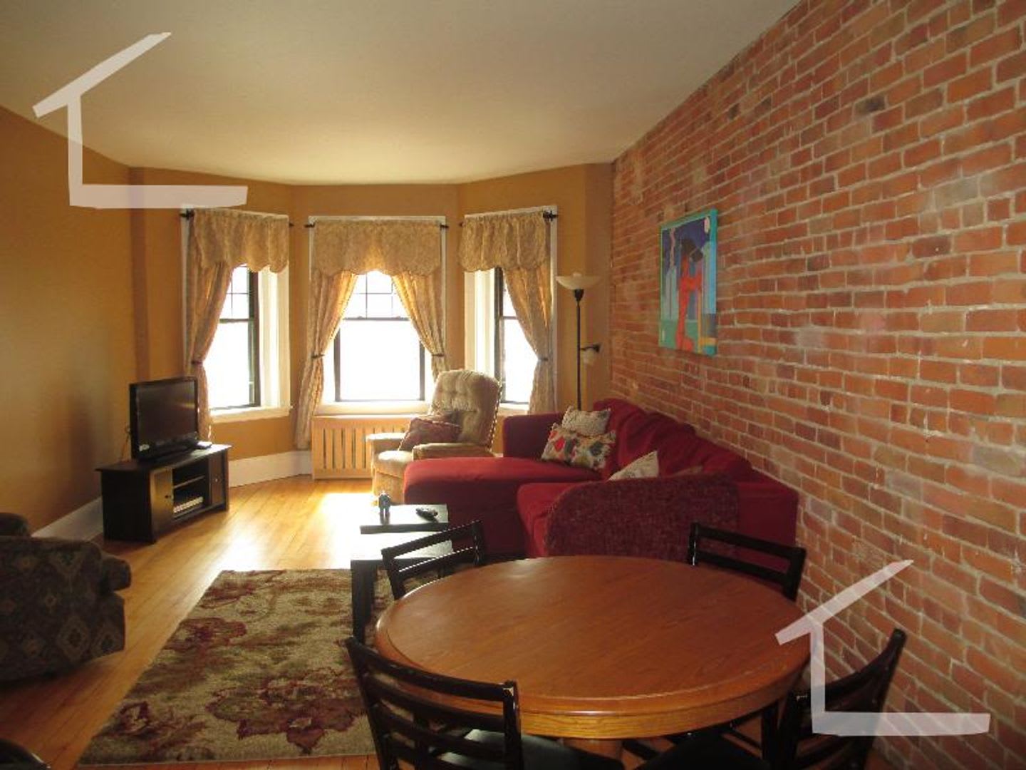 Renovated With A Metal Object In The Living Room – photo 1
