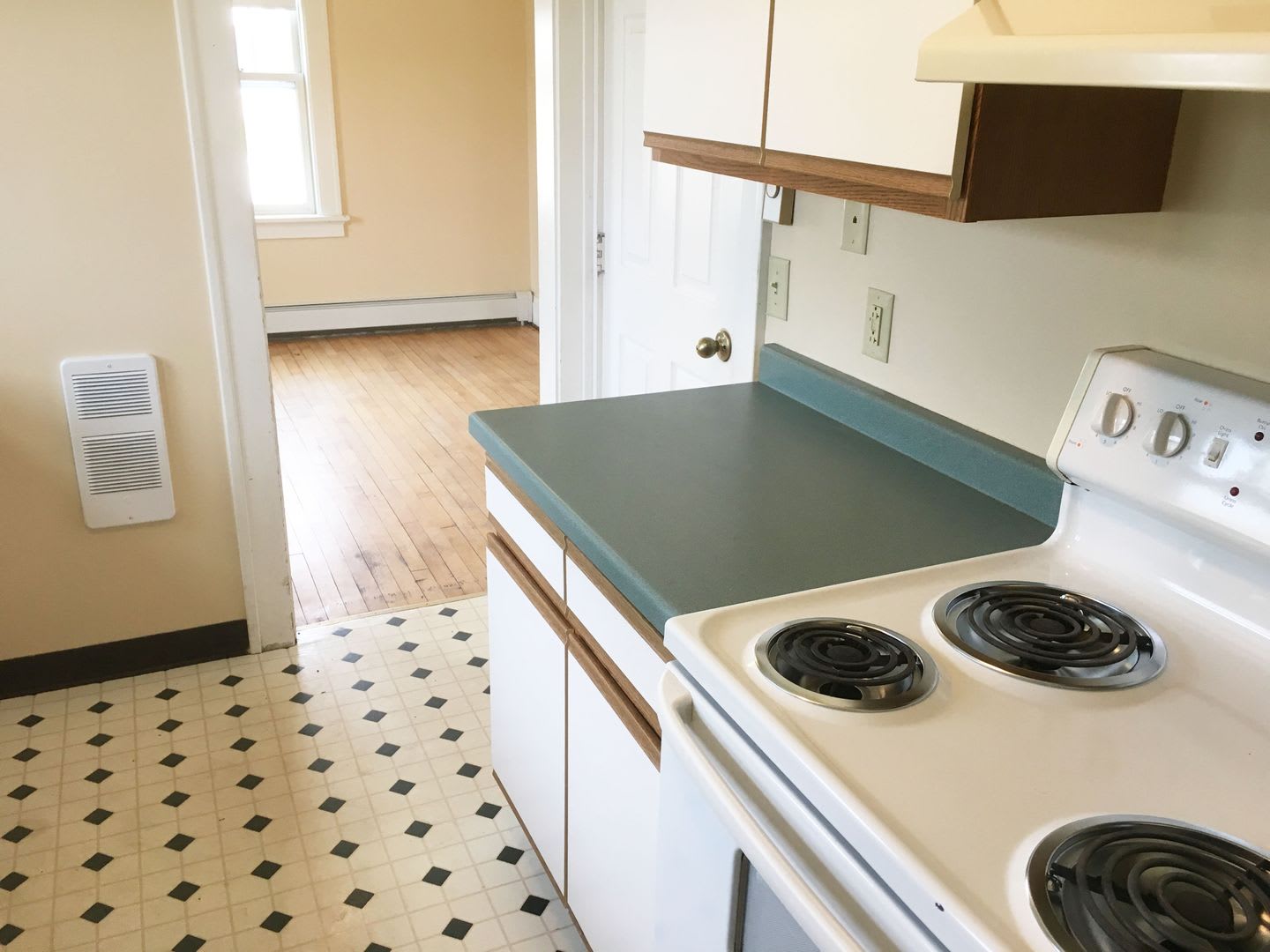 3 Bedroom Single Family Home w/ Hardwood Floors – photo 4