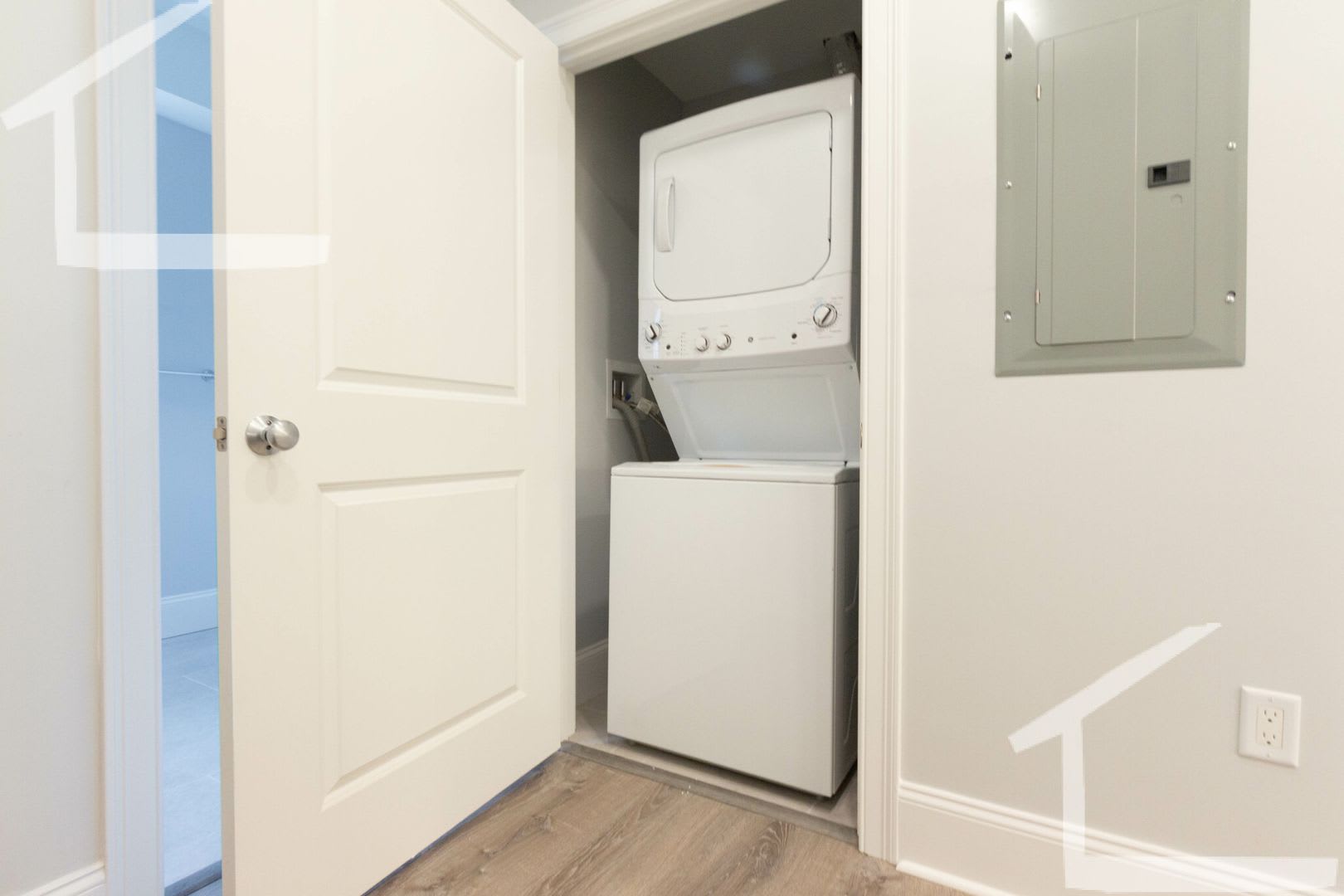 State Of The Art Luxury Apartment W Laundry In Unit Central Ac Beautiful Quiet Street No Fee No Last Month Upfront – photo 3
