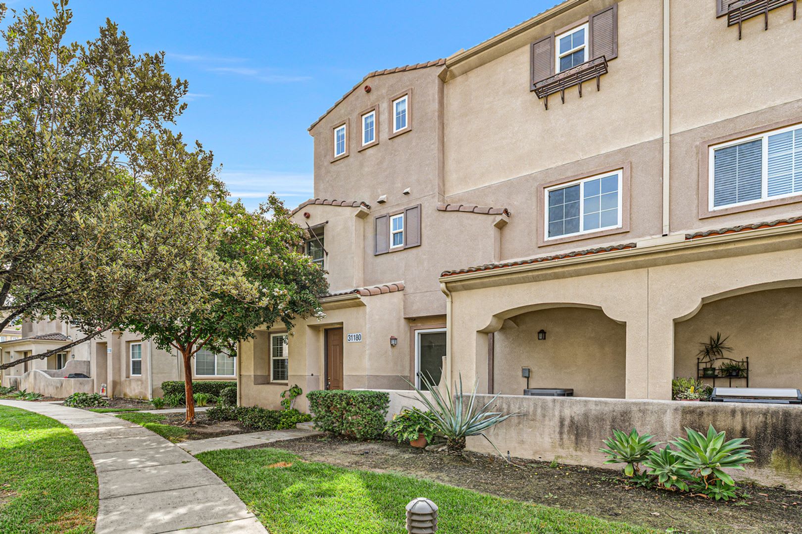 Two Story Townhouse In The Gated Community Of Temecula Lane 3Br 2 5Ba 1 586 Sqft Patio 2 Car Attached Garage – photo 3