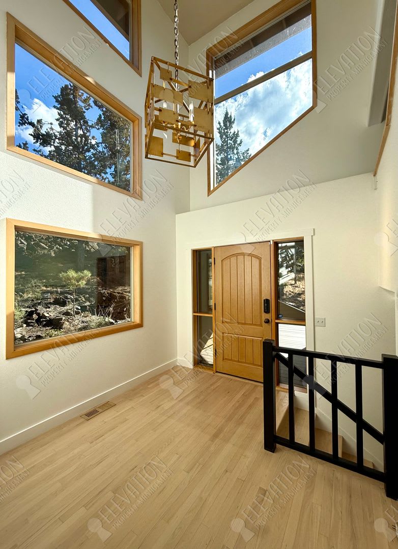 5BR / 3.5BA Forest Retreat in NW Bend with ADU included – photo 3