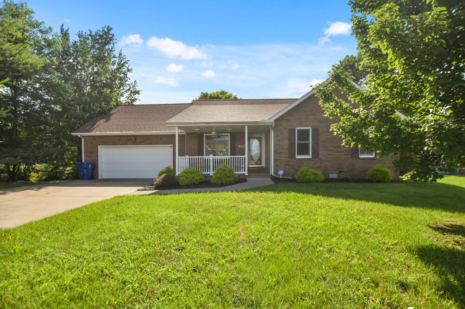 Pet Friendly Three Bedroom with Bonus! – photo 1
