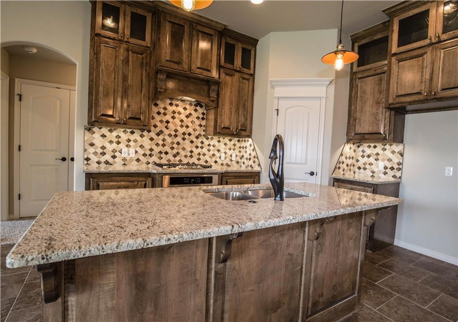 Beautiful 4 Bedroom 2 Bath Home in Mustang School District! – photo 5