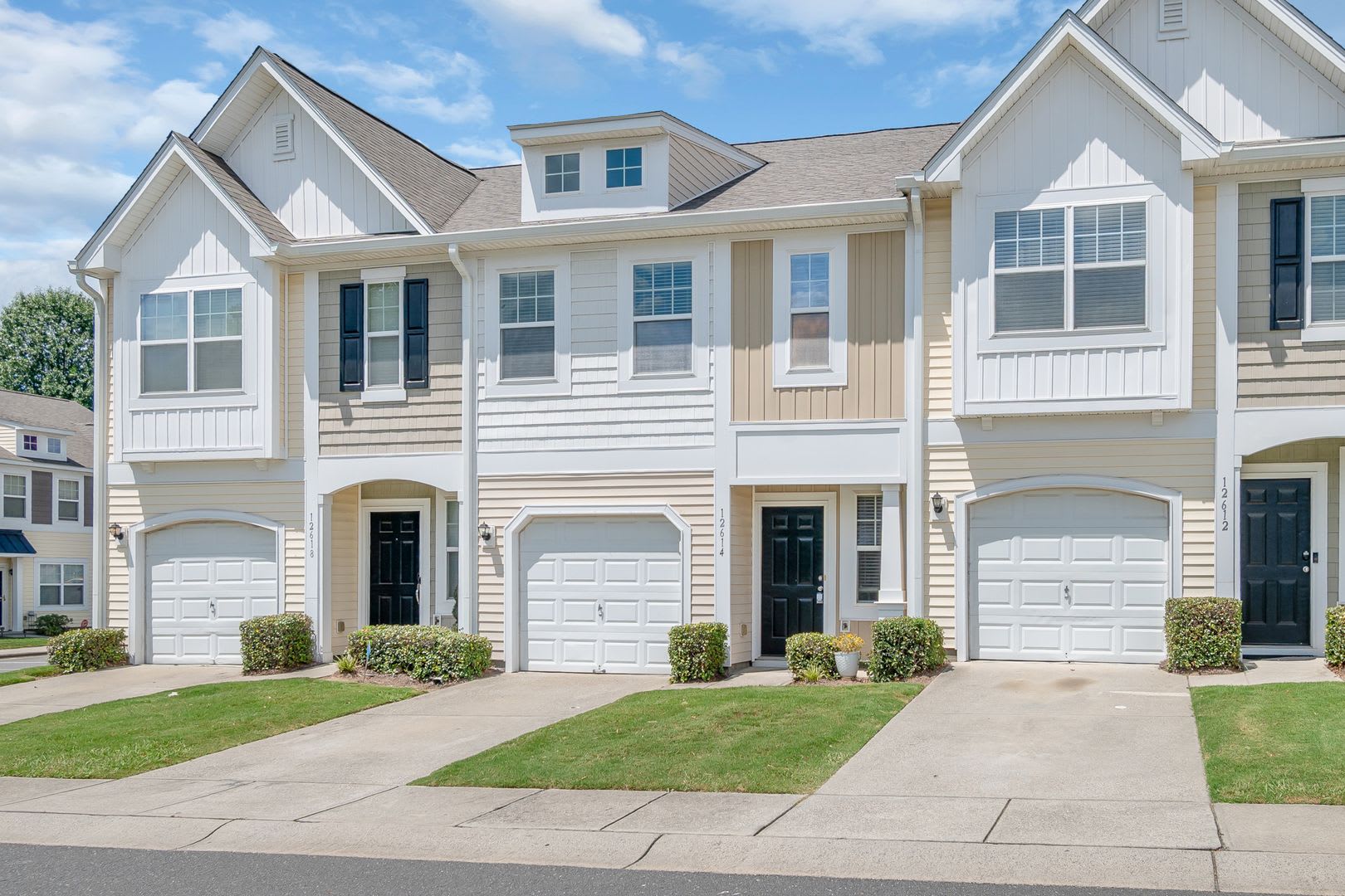 Stylish Townhome in Steele Creek Location – photo 1