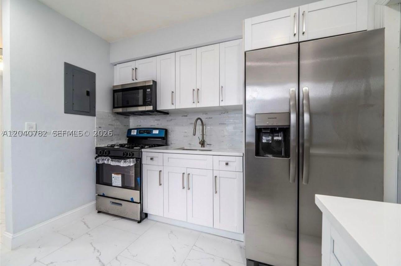 425 NW 14th Way – photo 2