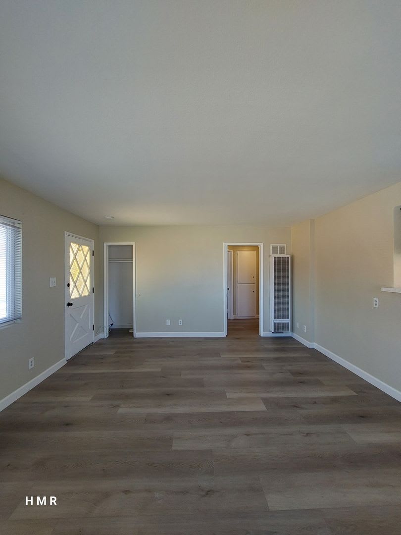 Stylish 2-Bedroom Duplex: Modern Upgrades &amp; Prime Location – photo 4