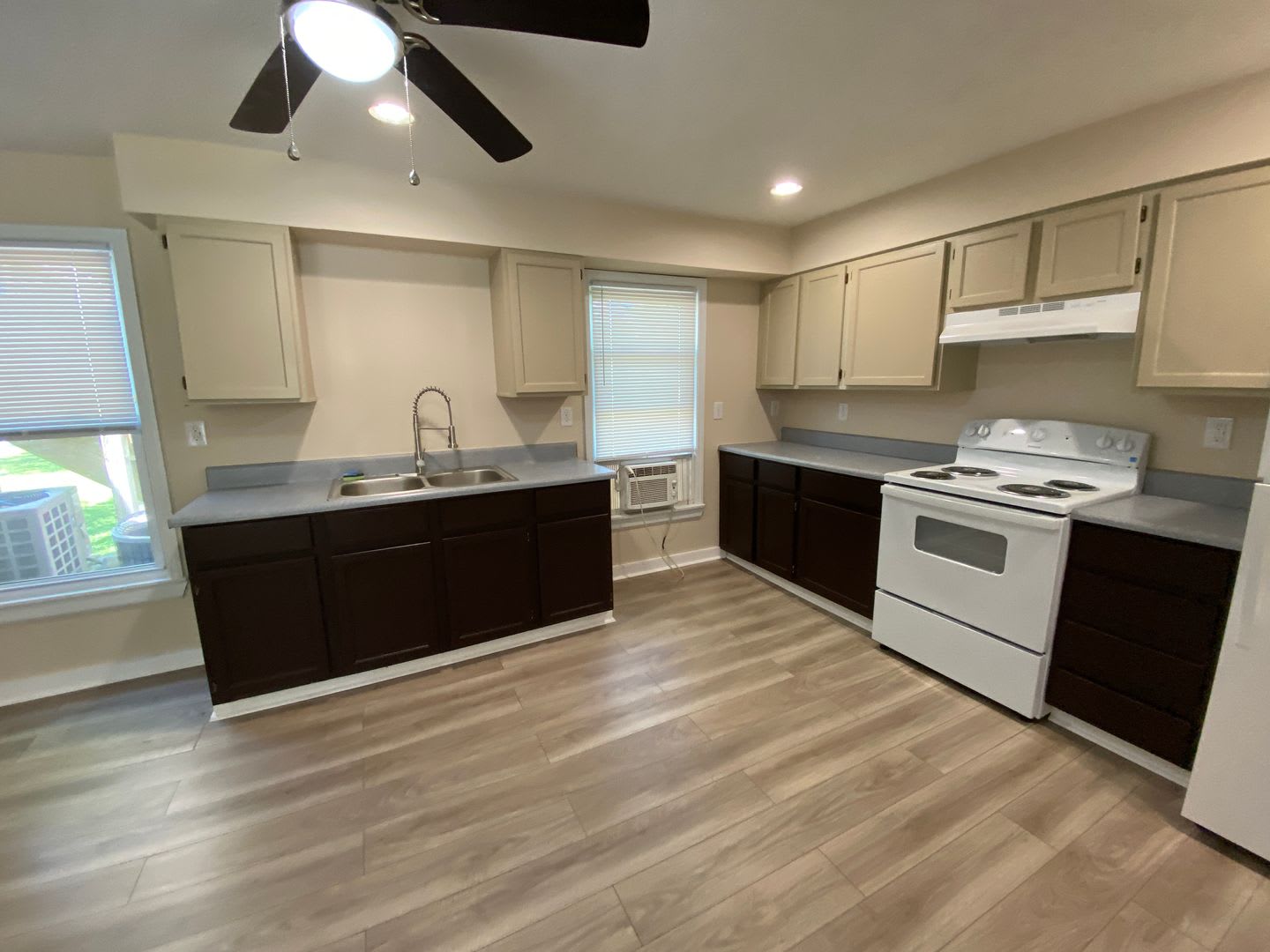 1X1 Extra Large Unfurnished Unit in Historic Bridgeton NC – photo 2
