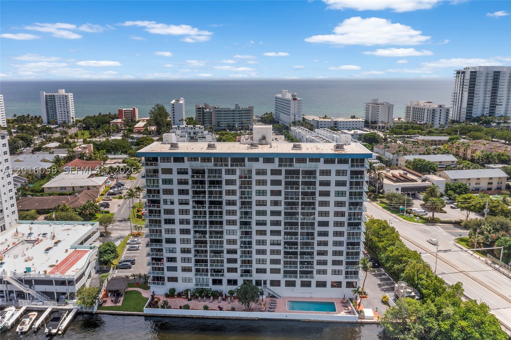 1401 N Riverside Dr – photo 2
