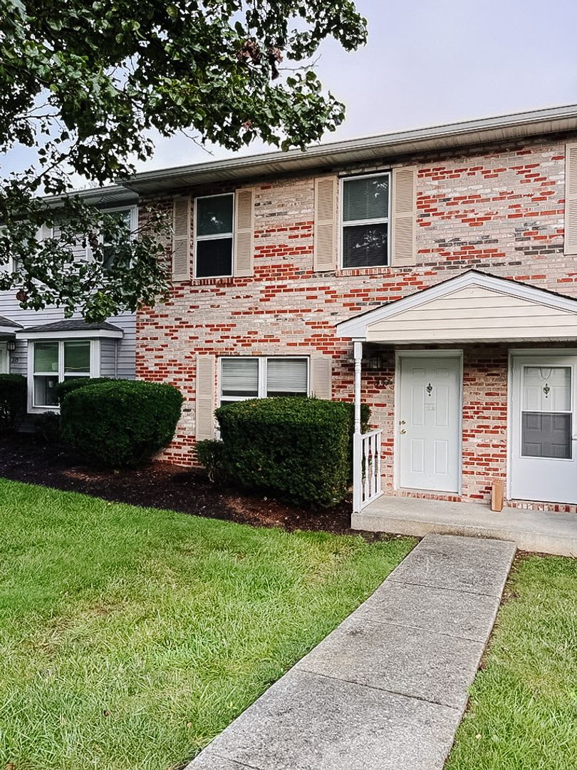 4 Bedroom, 2 Bath Townhouse – photo 1