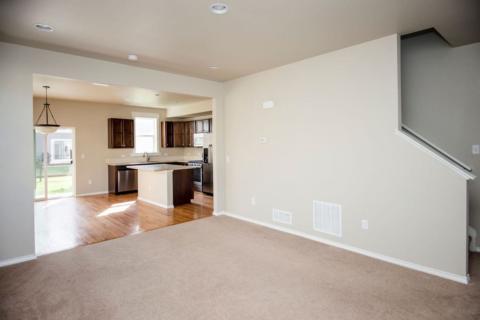 Spacious 3 Bedroom Single-Family Home with Modern Features – photo 1