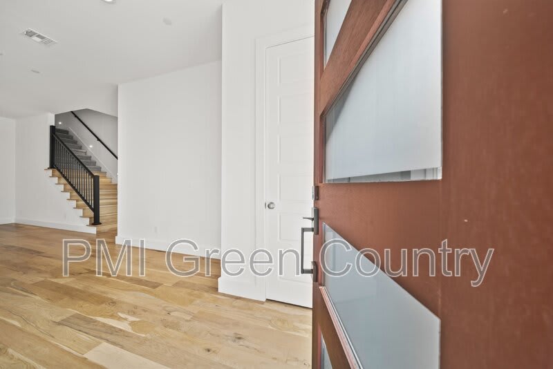 118 East Elgin Street – photo 3