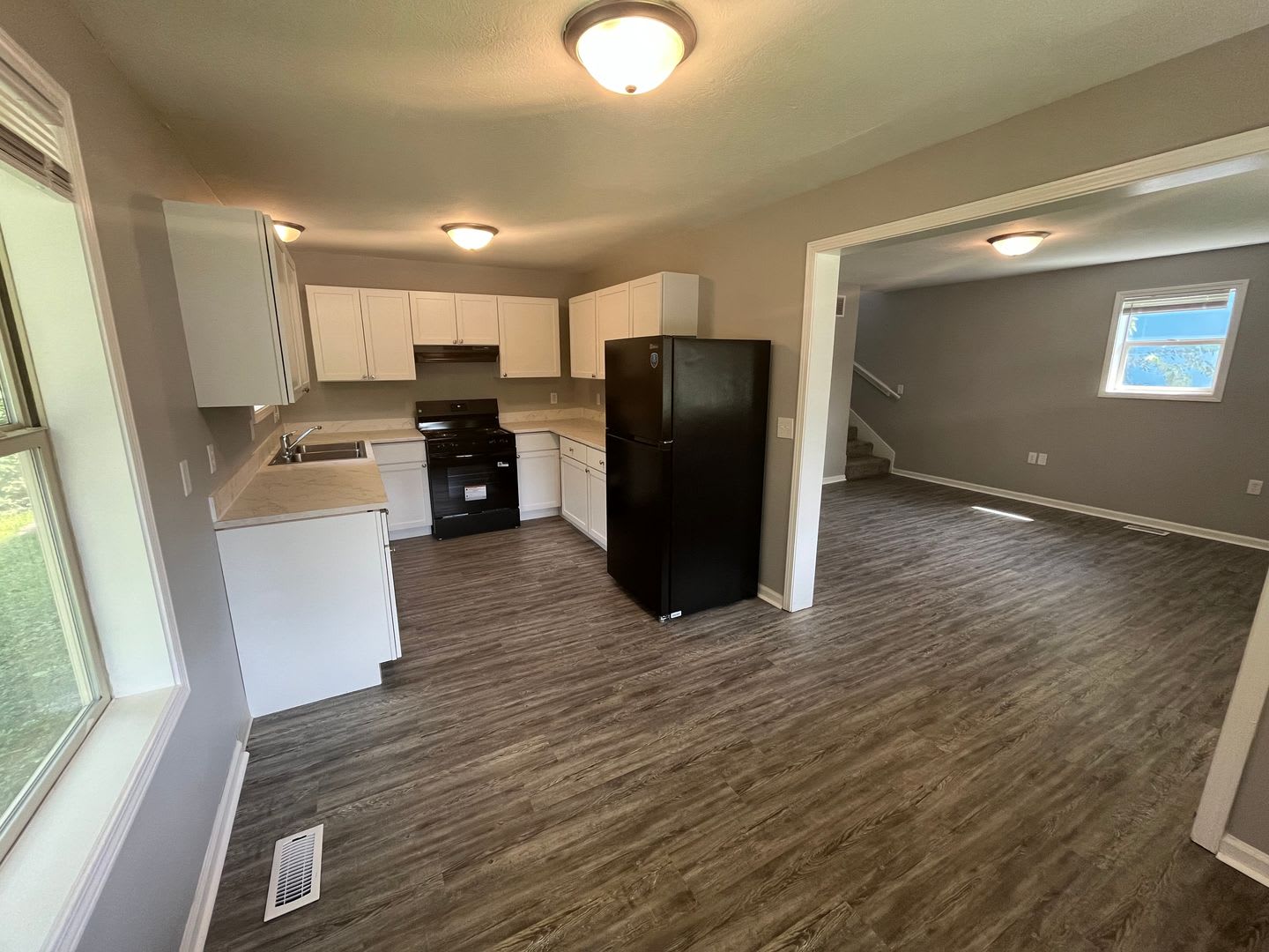 Just Renovated! New Kitchen, Floors, Paint, and more! 4 Bed, 2 Bath. Garage and Private Parking – photo 3